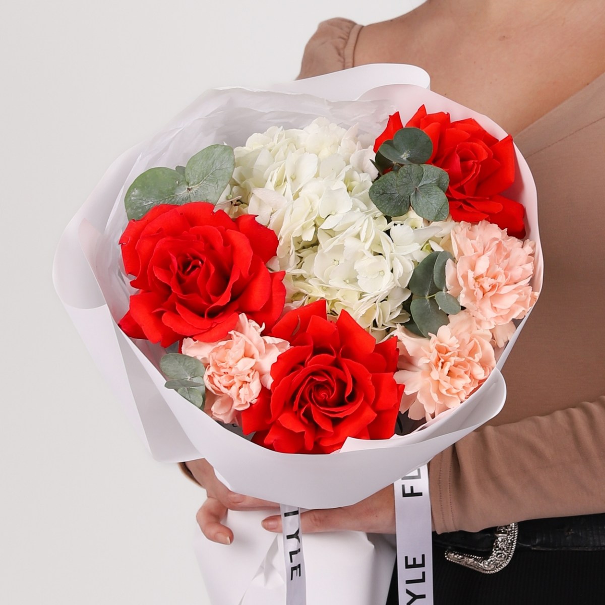 buket s gortenziej i krasnoj rozoj